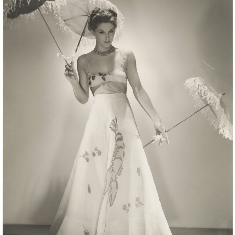 Photographie de George Platt Lynes montrant Lisa Fonssagrives portant la robe homard d'Elsa Schiaparelli dessinee par Salvador Dali