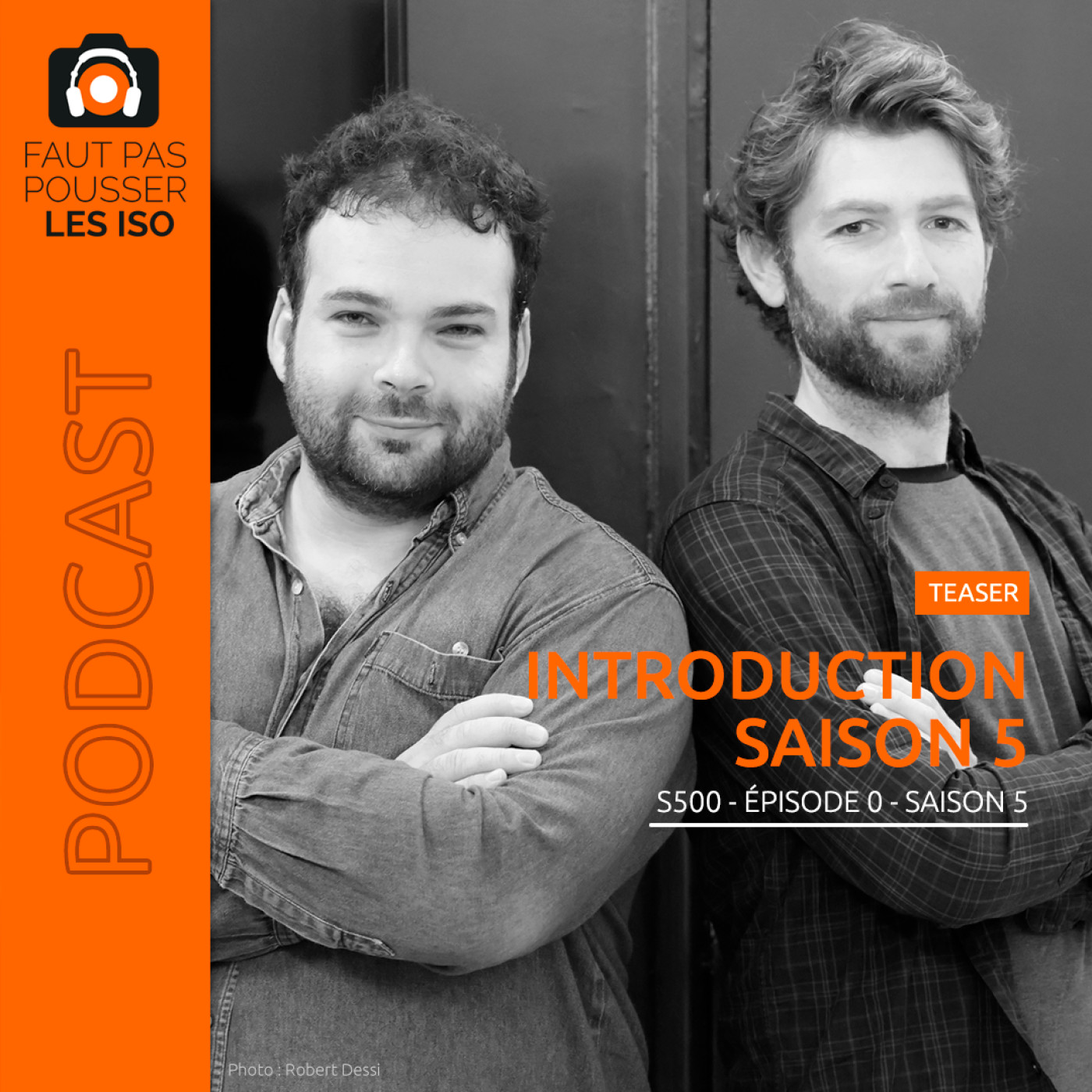 Les deux animateurs du podcast photo Faut Pas Pousser Les ISO au micro dans leur studio pour la saison 5