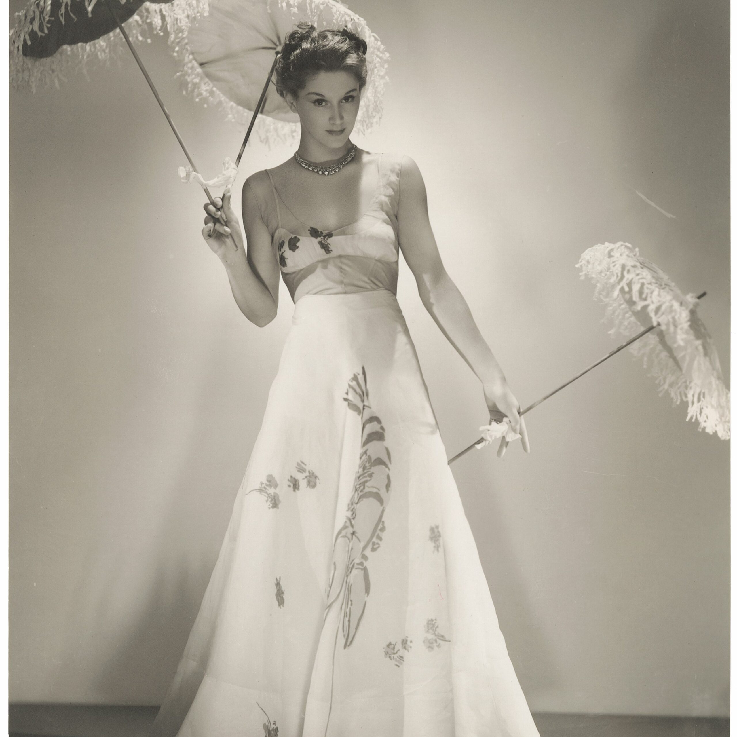 Photographie de George Platt Lynes montrant Lisa Fonssagrives portant la robe homard blanche dessinée par Salvador Dali pour Elsa Schiaparelli