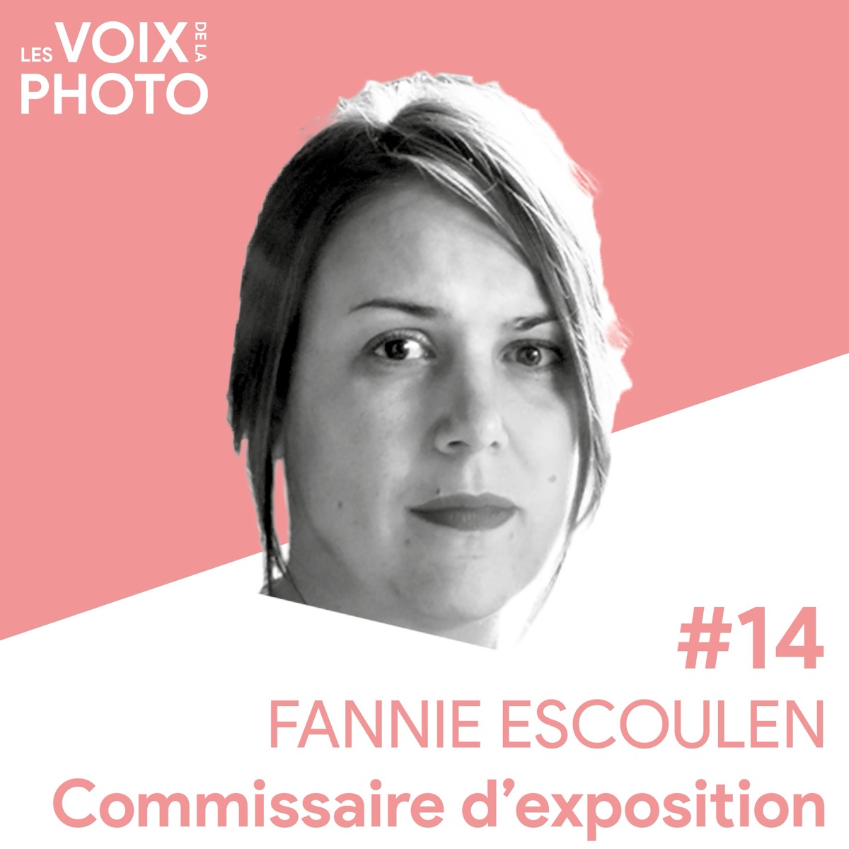 Portrait de Fannie Escoulen, commissaire d'exposition indépendante et invitée du podcast Les Voix de la Photo.