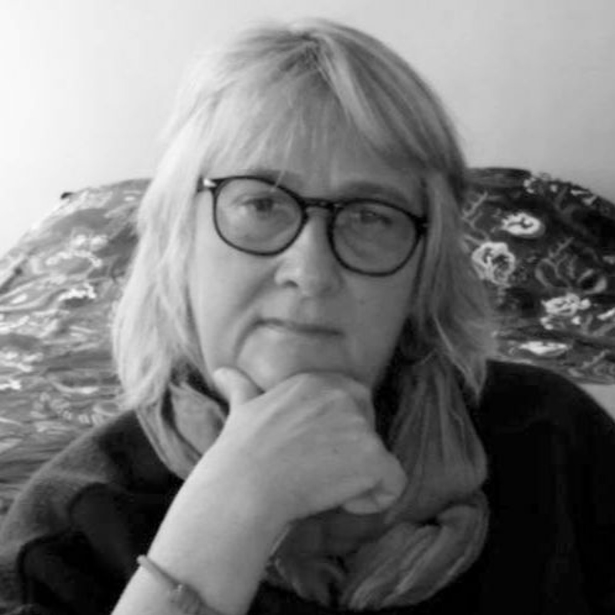 Pochette du podcast 9 Lives Magazine pour l'entretien avec Béatrice Tupin, directrice du festival Les Femmes s'exposent