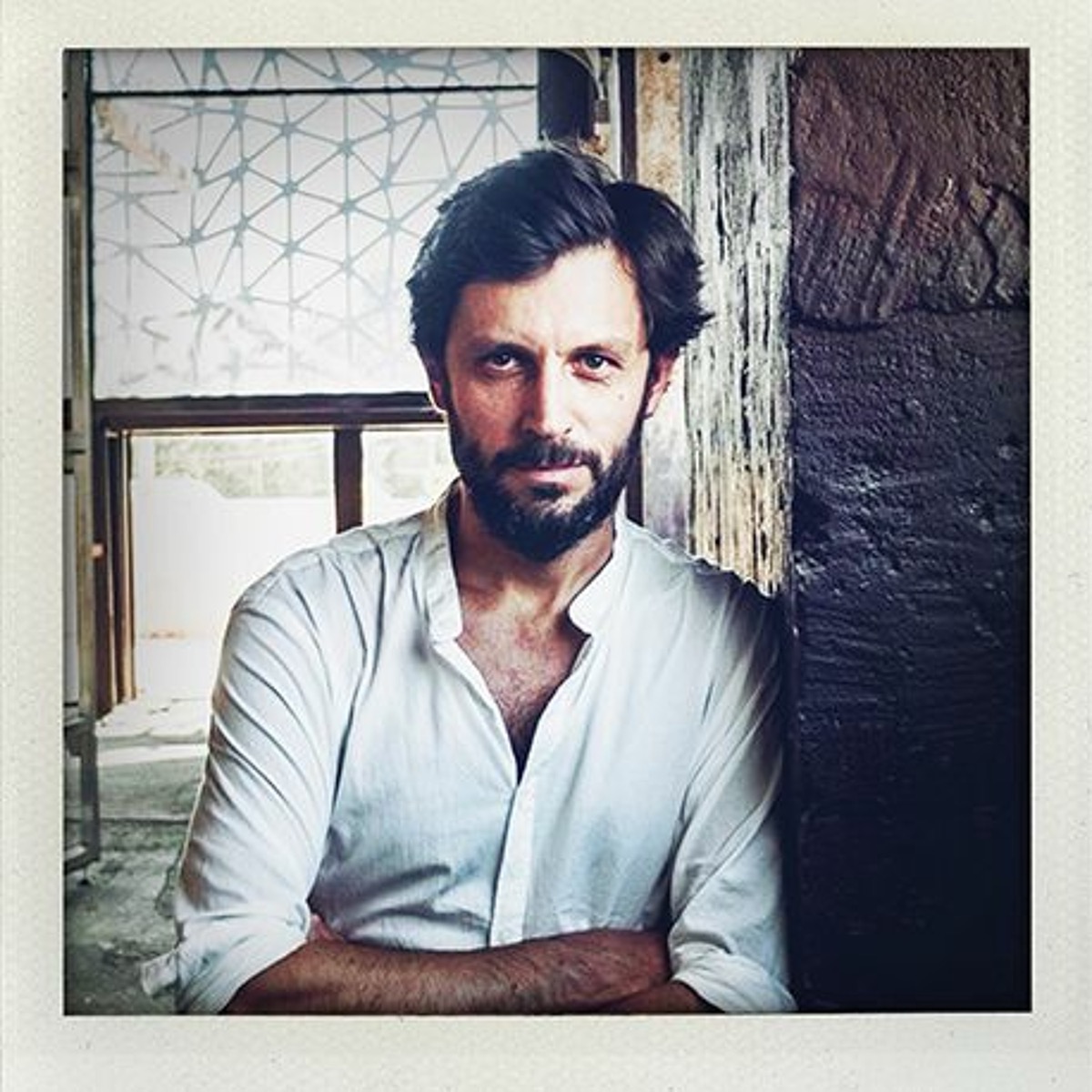 Portrait du photographe Ambroise Tézenas, invité du podcast 9 Lives Magazine