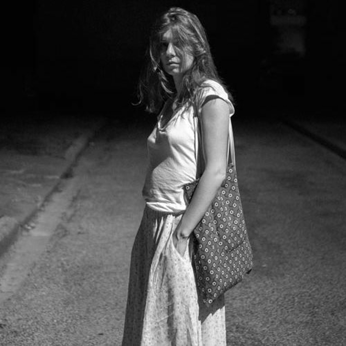 Portrait de Fanny Lambert, invitée du podcast 9 Lives Magazine pour son exposition Quelque chose noir