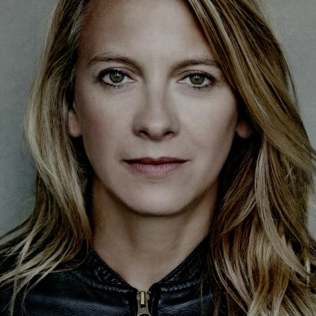 Portrait de Florence Moll, invitée du podcast 9 Lives Magazine pour parler de féminisme et de photographie.