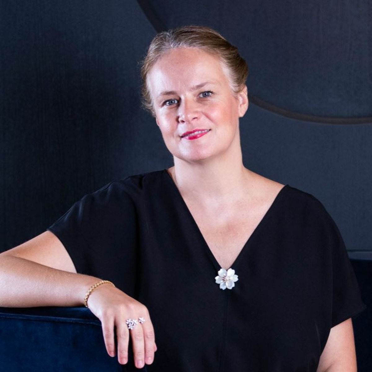 Portrait de Lise Macdonald, directrice du Patrimoine et des Expositions chez Van Cleef & Arpels.