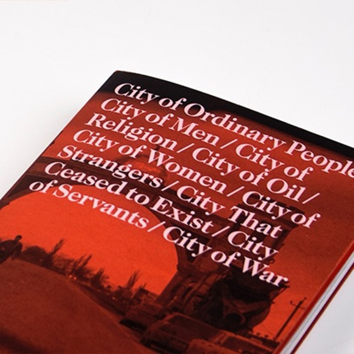 Couverture du livre Grozny : Neuf Villes, projet des photographes Olga Kravets, Oksana Yushko et Maria Morina