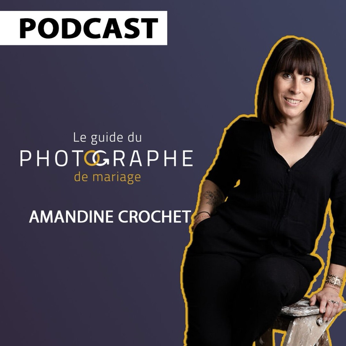 Portrait d'une photographe en studio ayant fait sa reconversion de photographe de mariage vers la photo de famille