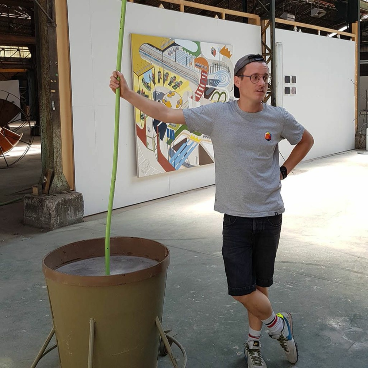 Le sculpteur urbain Victor Cord'homme avec ses sculptures mobiles dans l'atelier des Grandes Serres de Pantin